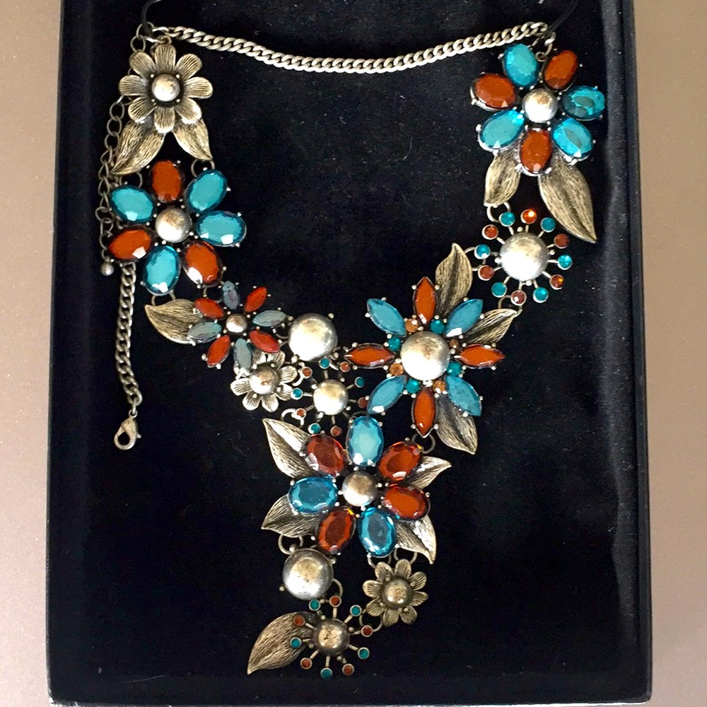 Metal necklace with turquoise/amber color stones